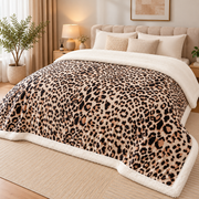 Patura pufoasa cu blanita, model Leopard, bej-maro cu imprimeu animal print, 200x220 cm