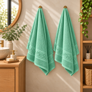 Set 2 Prosoape de Baie HORECA Greek Border, 70x140 cm, 100% Bumbac, 500 g/mp – Verde Menta – două prosoape agățate